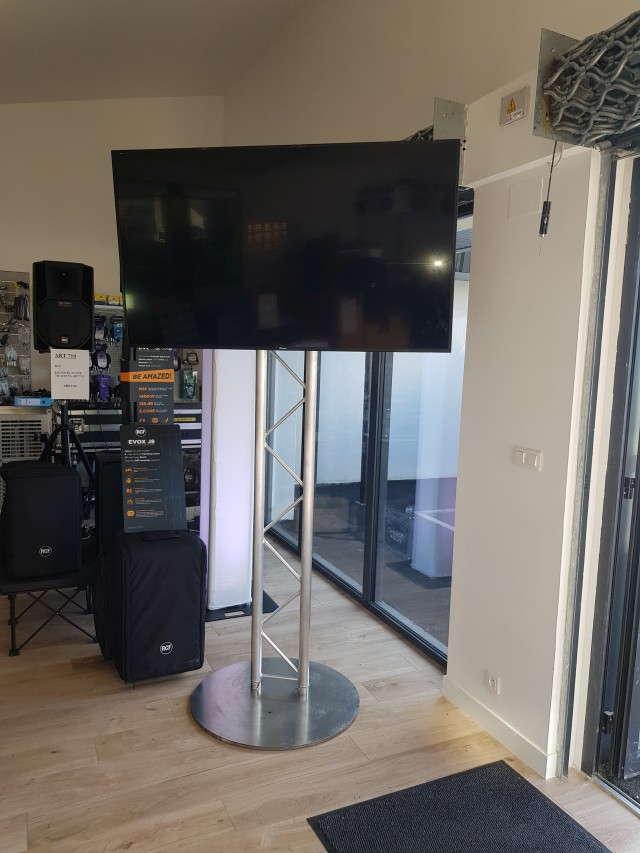 Tarif de location télévision grand format led + support TV soirée évènements à Quimper Finistère Sud, Brest, Morbihan